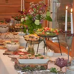 Isokenkäisten Klubi - Wilderness Hotelli Kiviperä