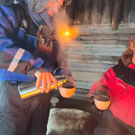 Isokenkaeisten Klubi - Wilderness Hotel