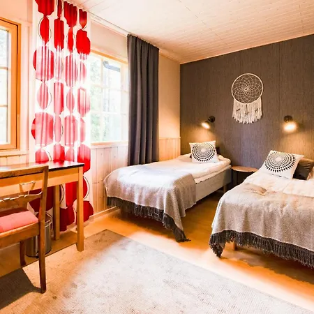 Isokenkaeisten Klubi - Wilderness Hotel