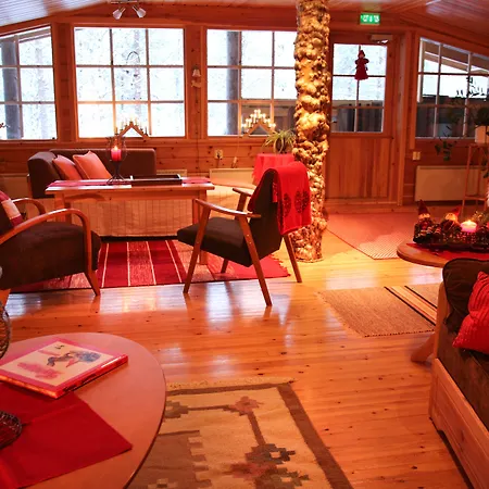 Isokenkaeisten Klubi - Wilderness Hotel