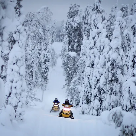 Isokenkaeisten Klubi - Wilderness فندق 2*