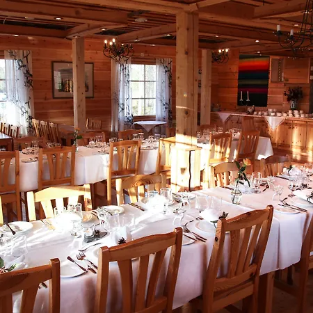 Isokenkaeisten Klubi - Wilderness Hotel